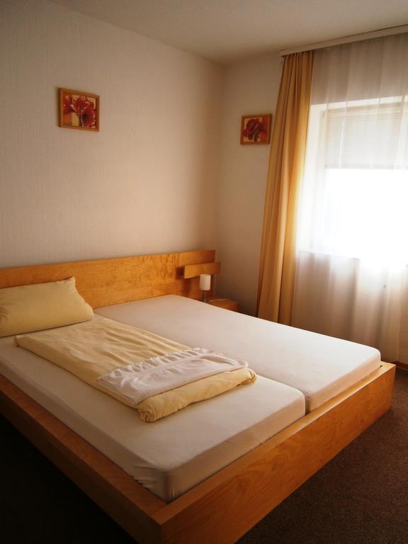 Hotel Strauss والدبرون الغرفة الصورة