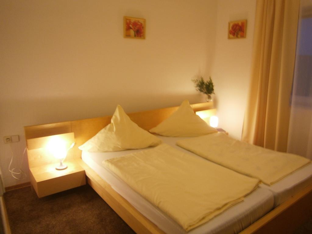 Hotel Strauss والدبرون الغرفة الصورة